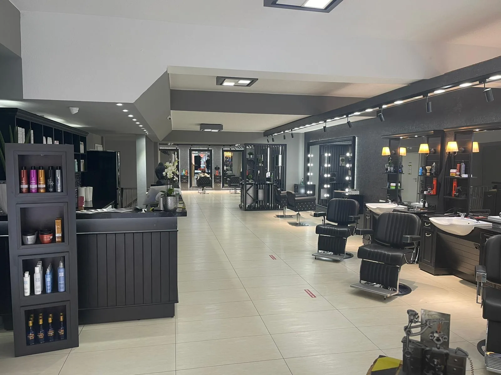 Empfangsbereich mit Produktregal und Blick in den Salon